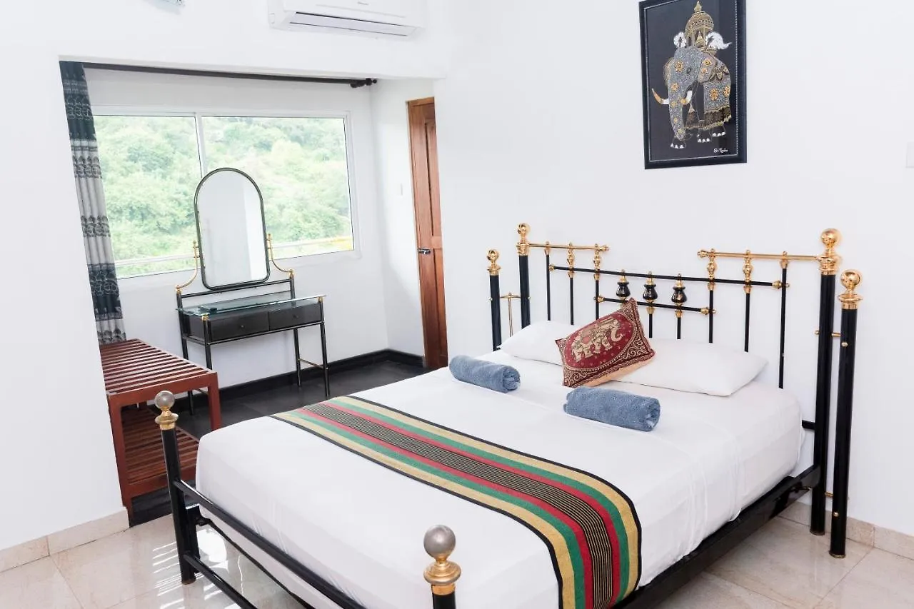 Kandy Riverside Villa 3*,