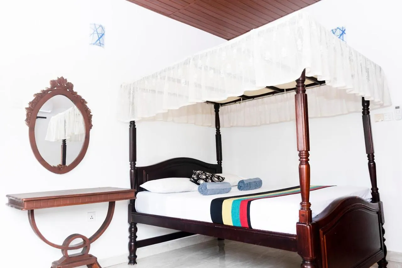 Отель Kandy Riverside Villa